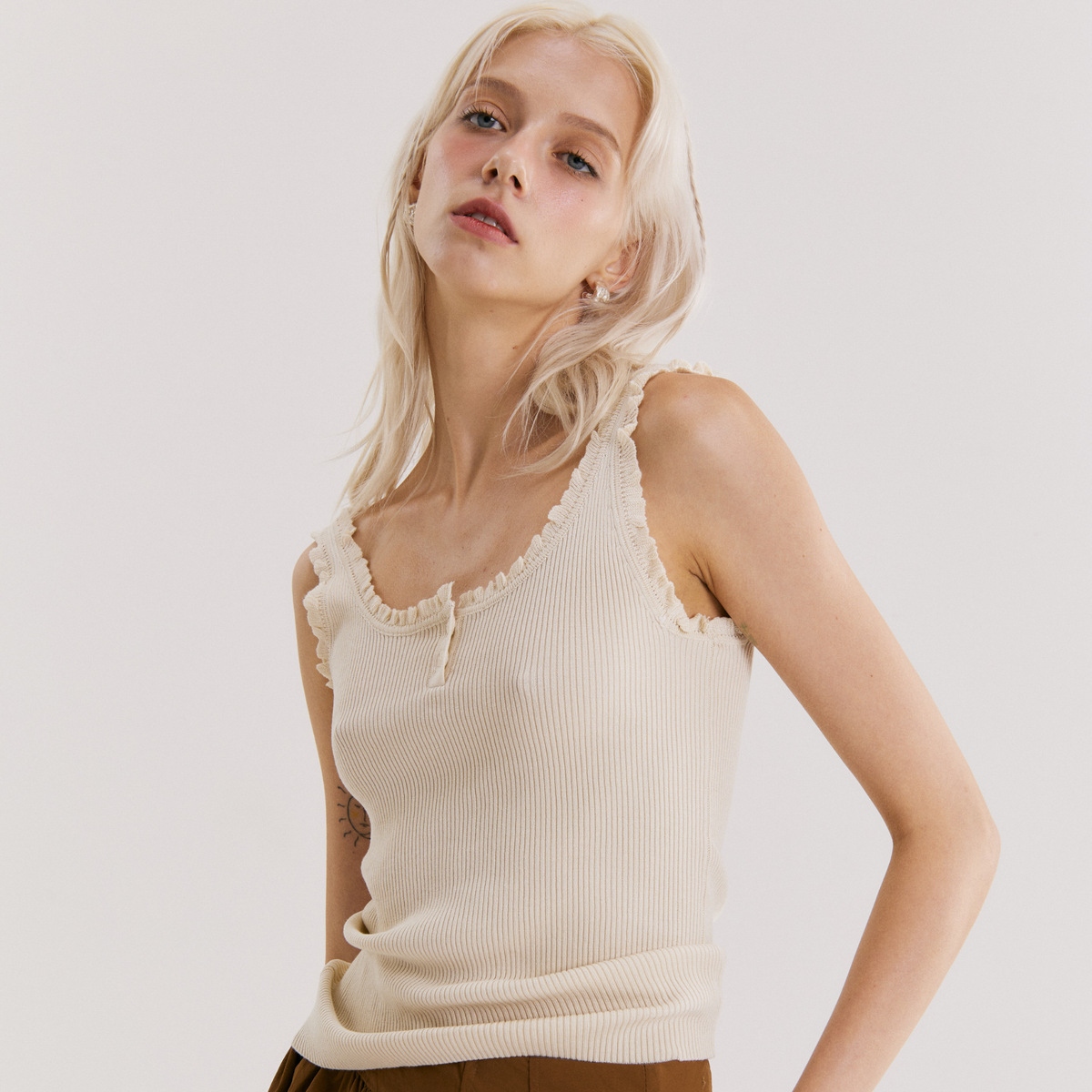Petal Trim Tank, Premium Workmanship, Special Tailoring, Can Be Worn on Both Sides, Has 1 Size, Elegant and Feminine Design. Uses Ribbed Fabric for Flexibility and a Snug Fit. Comfortable to Wear All Day Long.